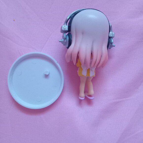 Super Sonico Mini Figurine w/ Stand - Picture 2 of 2